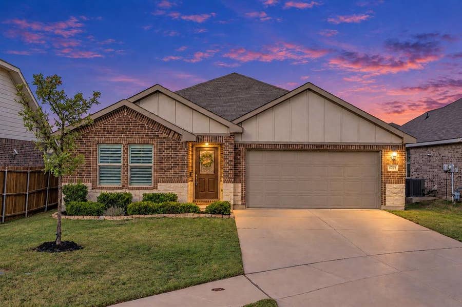 Property photo for 6329 Spider Mountain Trail, Fort Worth, TX