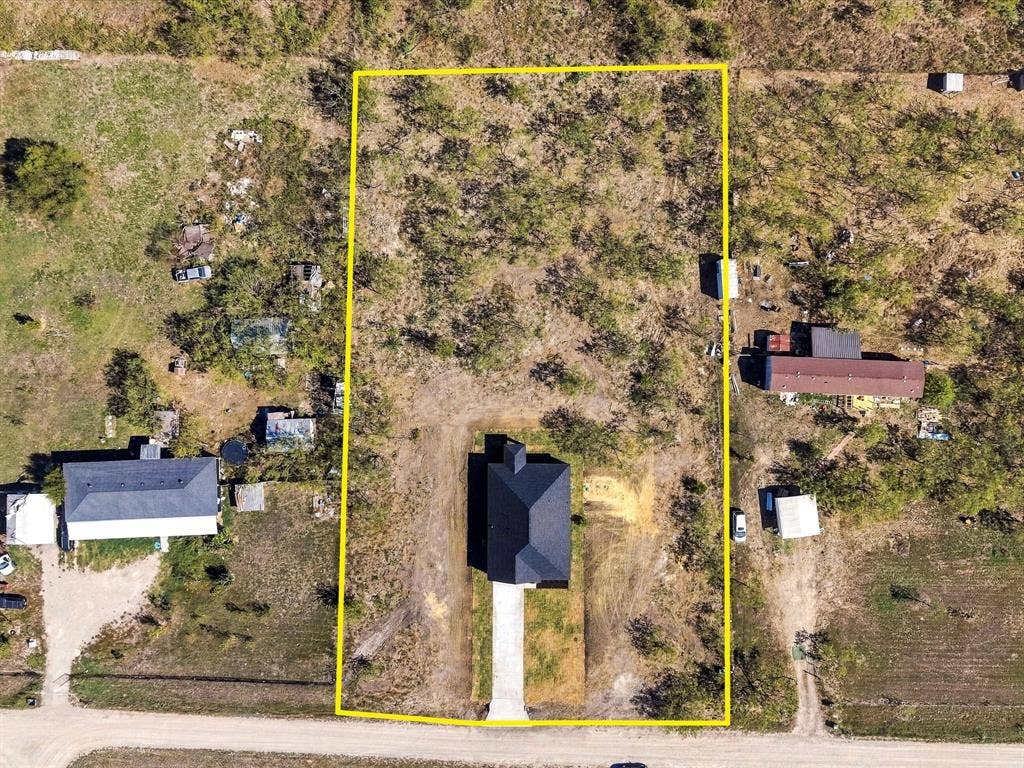 5365 Rabbit Trail, Kemp, TX 75143 Aerial perspective of a rectangular parcel featuring a central structure with a dark shingled roof, a paved driveway, and natural landscape