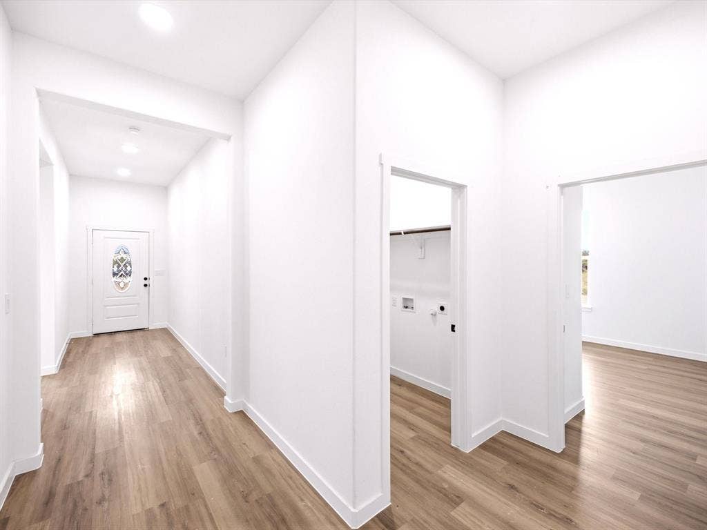 5365 Rabbit Trail, Kemp, TX 75143 Entryway featuring wood-finish flooring, recessed lighting, and a white front door with an oval decorative glass insert