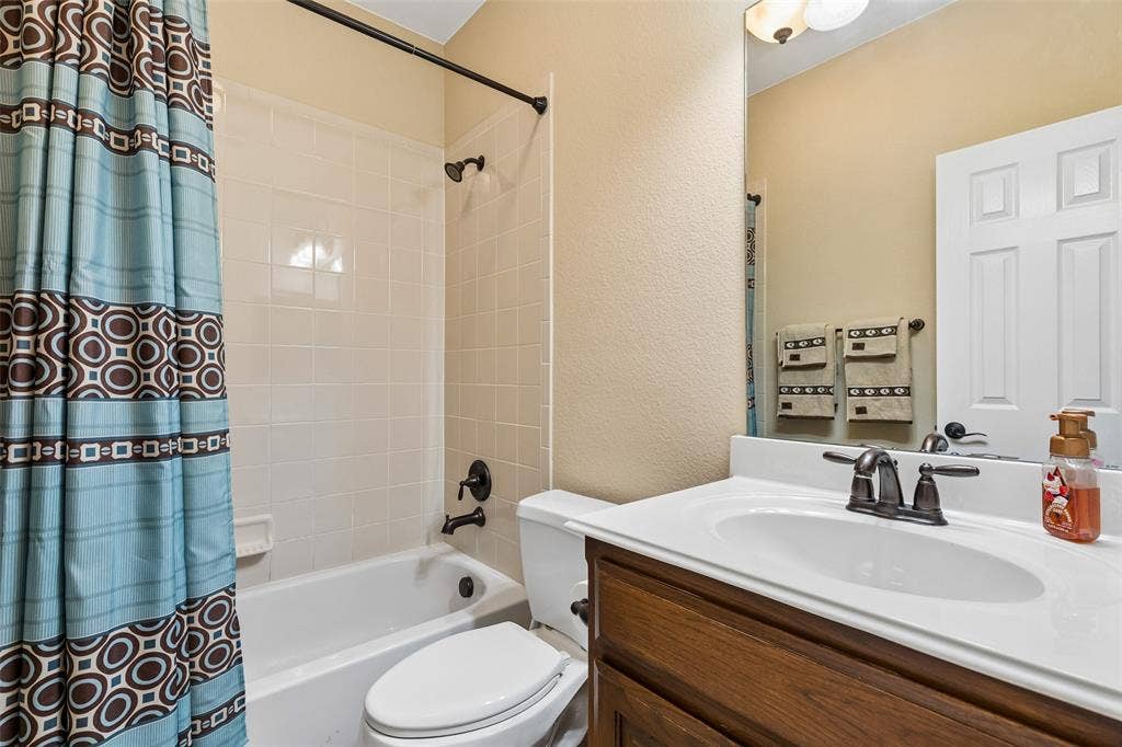 7625 Ridgedale Court, Sachse, TX 75048 Guest bathroom upstairs