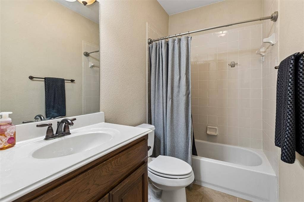 7625 Ridgedale Court, Sachse, TX 75048 Guest Bath upstairs