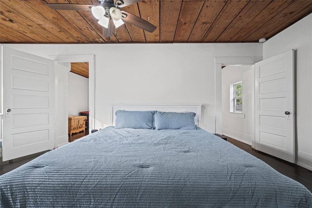 406 Summit Street, Farmersville, TX 75442 Exposed wood-plank ceiling, five-panel interior doors, and a ceiling-mounted light fixture
