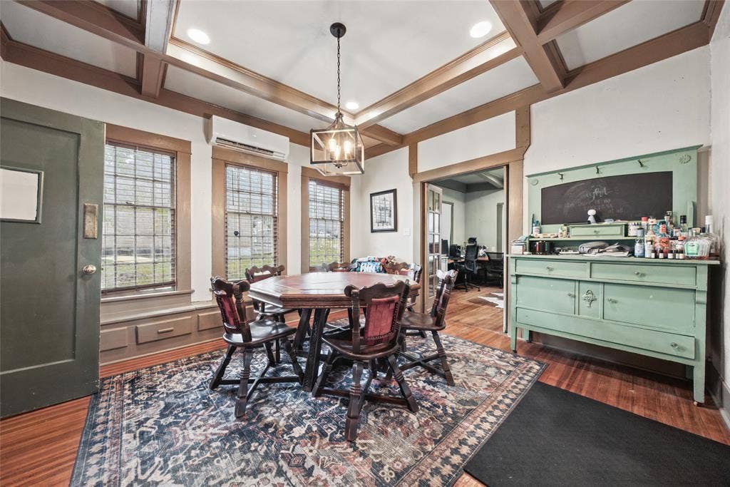 406 Summit Street, Farmersville, TX 75442 Coffered ceiling with integrated recessed lighting, wood-finish flooring, and multi-pane windows with built-in bench seating