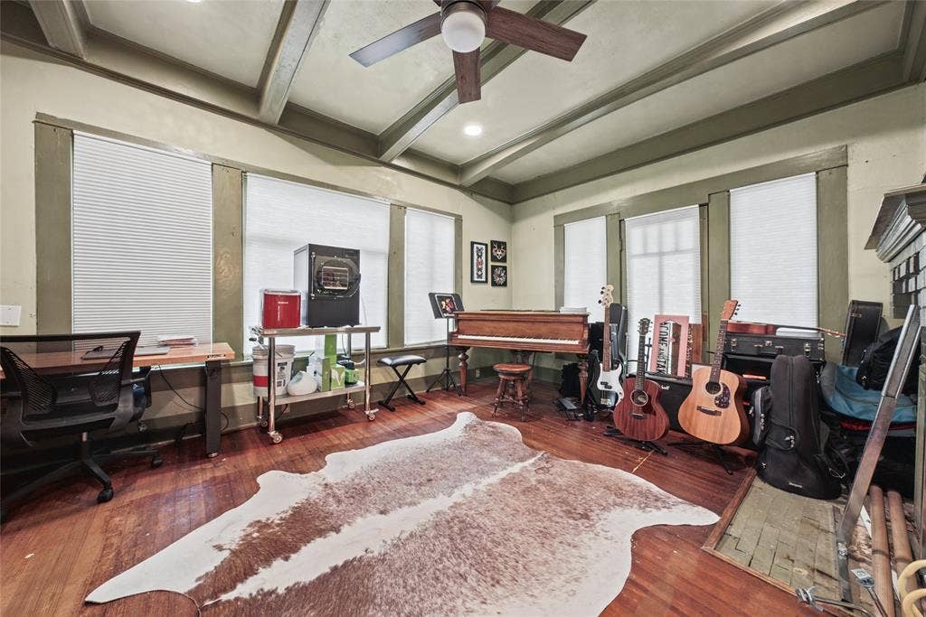 406 Summit Street, Farmersville, TX 75442 Wood-finish flooring, exposed ceiling beams, and multi-pane windows with integrated blinds