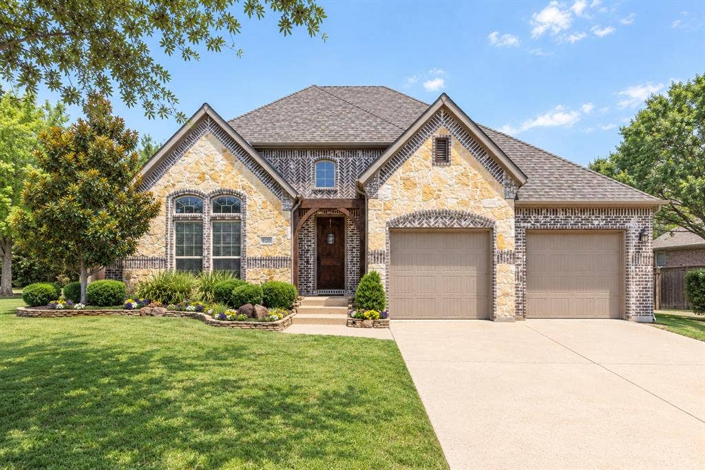 Exterior photo, corner lot!