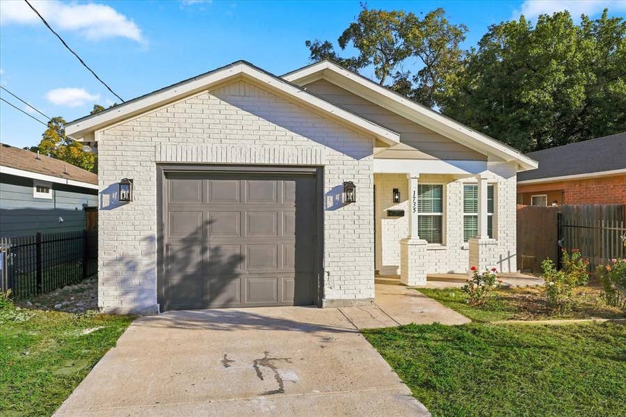 Property photo for 1735 Mcbroom Street, Dallas, TX