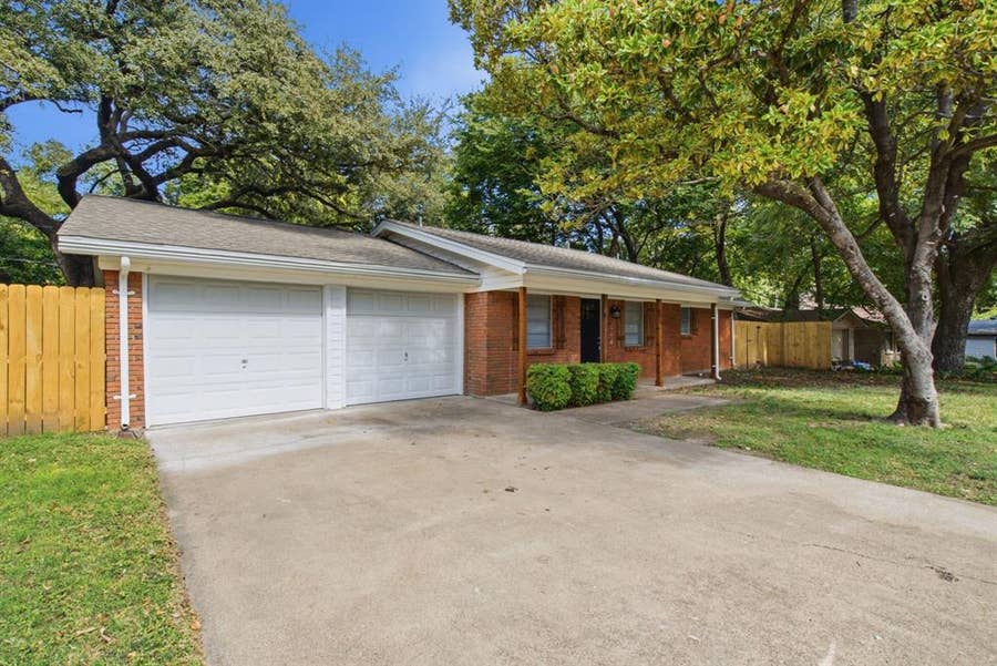 Property photo for 208 Live Oak Lane, Weatherford, TX