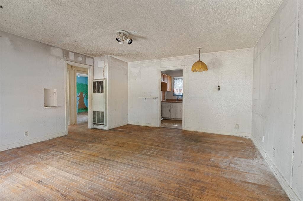 215 22nd Street, Grand Prairie, TX 75050 215 22nd Street, Grand Prairie, TX 75050