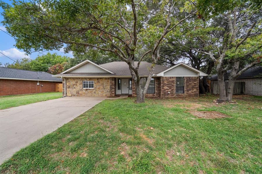 Property photo for 4043 Country Meadows Circle, Granbury, TX
