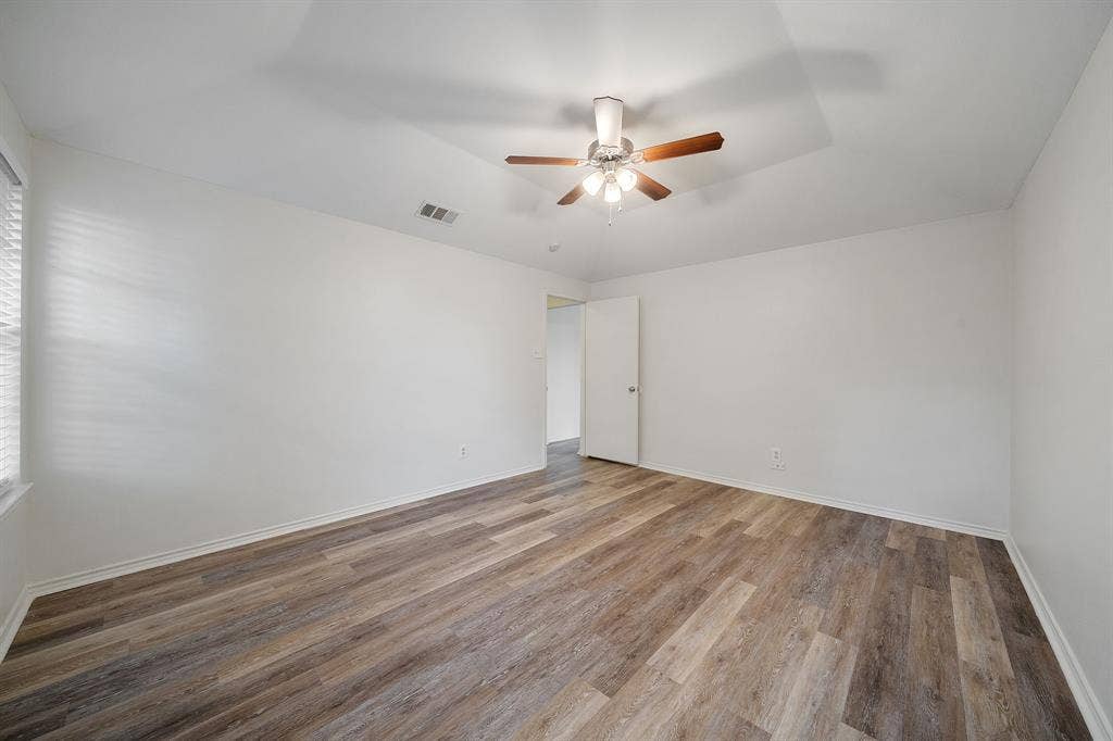 4043 Country Meadows Circle, Granbury, TX 76049 Room featuring vaulted ceilings, wood-finish flooring, and a central ceiling fan with integrated lighting