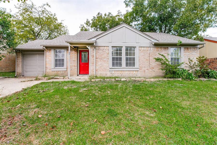 Property photo for 807 Cavalier Drive, Arlington, TX
