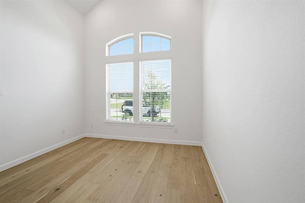 Room with arched and rectangular windows, providing natural illumination