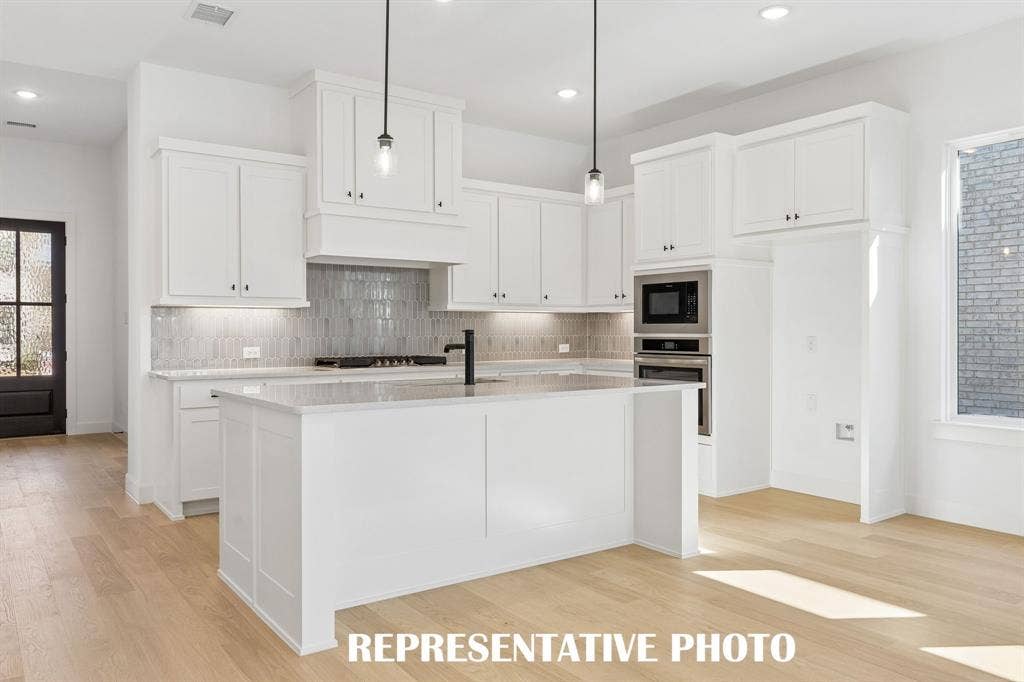 4553 Sunfish Lane, McKinney, TX 75071 This dream kitchen offers outstanding storage and prep space. REPRESENTATIVE PHOTO