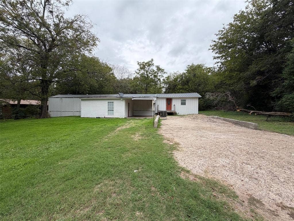 2916 E Briarwood Street, Granbury, TX 76048