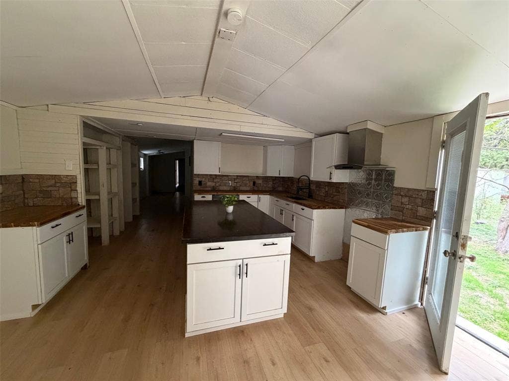 2916 E Briarwood Street, Granbury, TX 76048