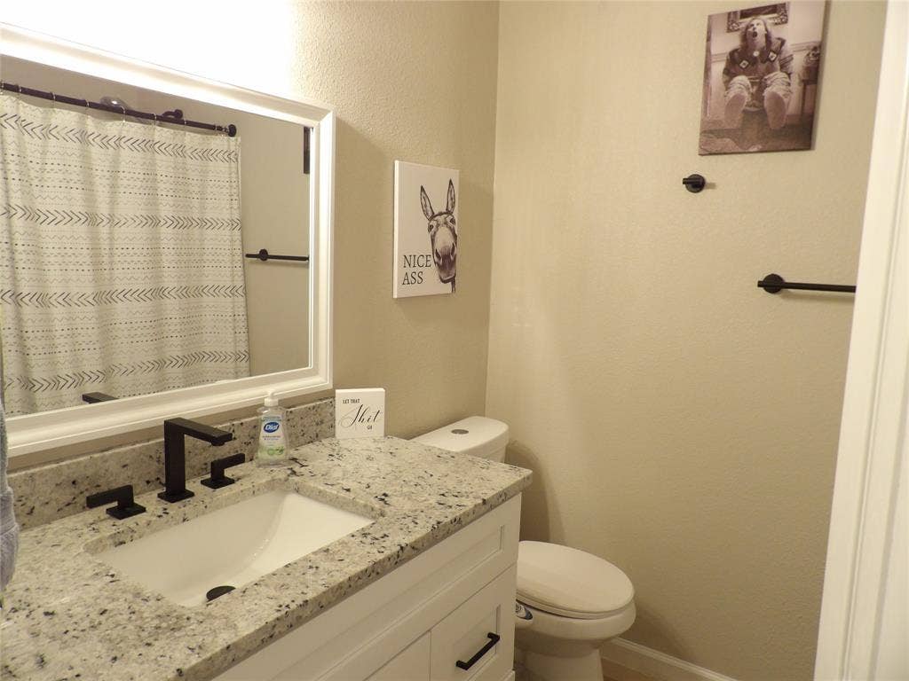 816 Preston Road, Red Oak, TX 75154 Hall Bath