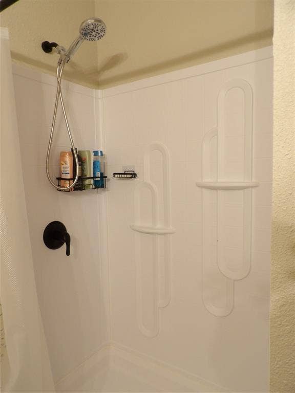 816 Preston Road, Red Oak, TX 75154 Hall bathroom