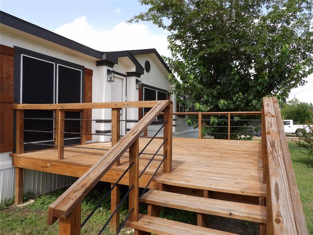 816 Preston Road, Red Oak, TX 75154 Front porch deck