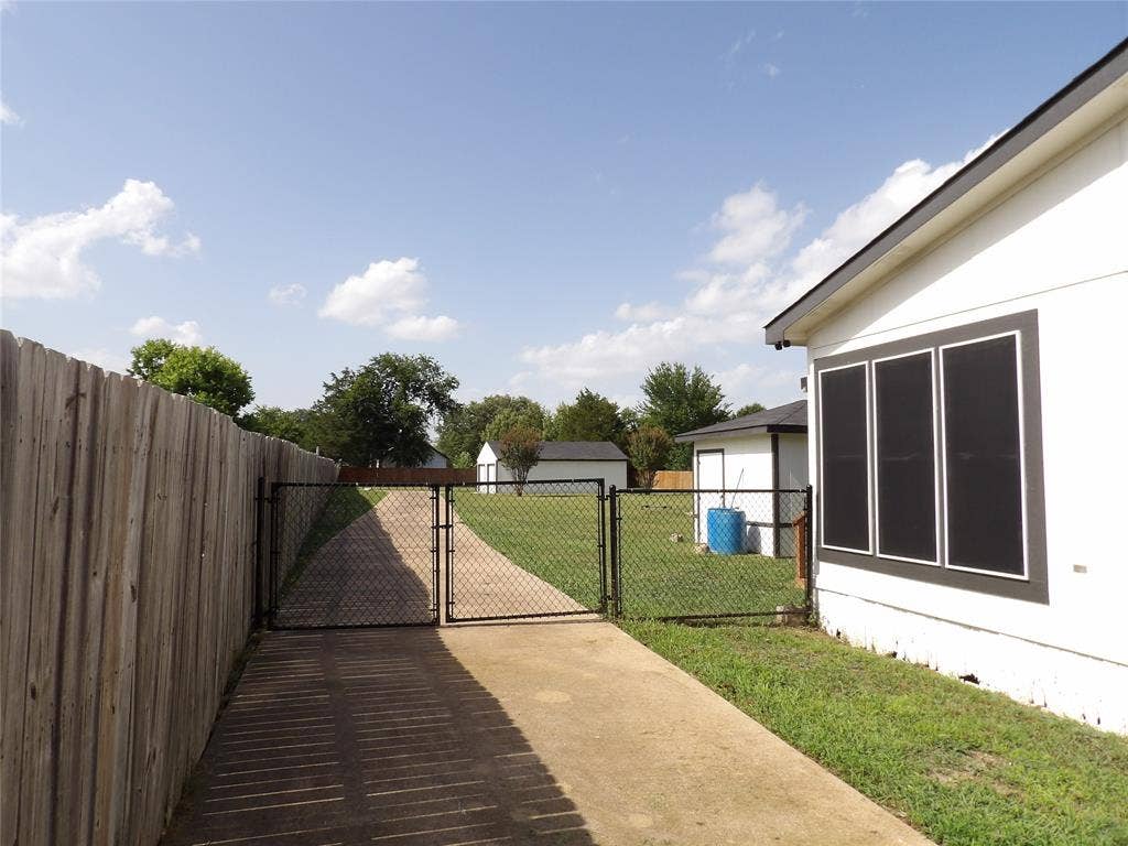 816 Preston Road, Red Oak, TX 75154 Driveway to 24 X 32 Garage