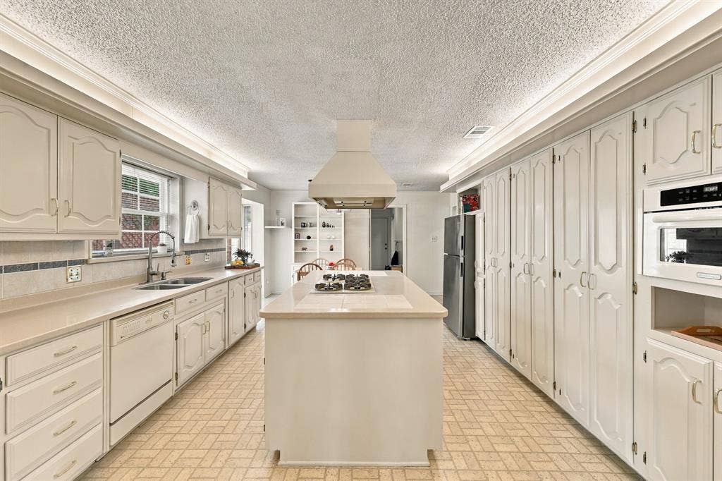 9501 Windy Knoll Drive, Dallas, TX 75243 9501 Windy Knoll Drive, Dallas, TX 75243