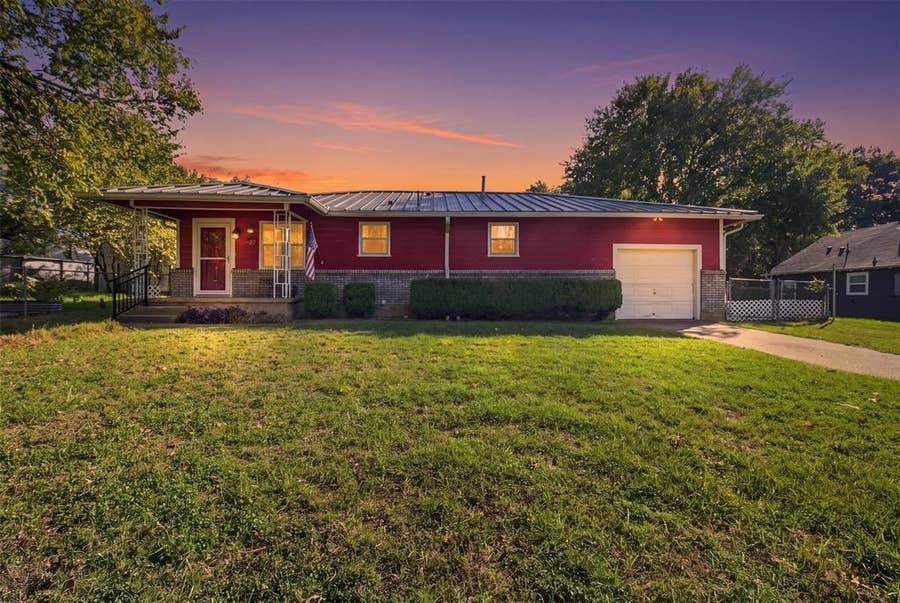 Property photo for 607 W Water Street, Weatherford, TX