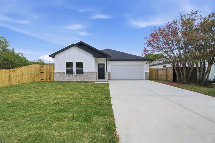 Property photo for 2113 Andrew Avenue, Fort Worth, TX