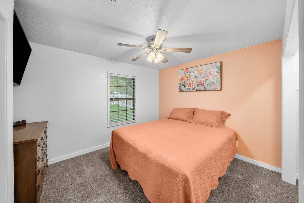 15993 Big Oak Bay Road, Tyler, TX 75707 Room featuring neutral-toned carpeting, a single-hung window, and a multi-blade ceiling fan with an integrated light fixture