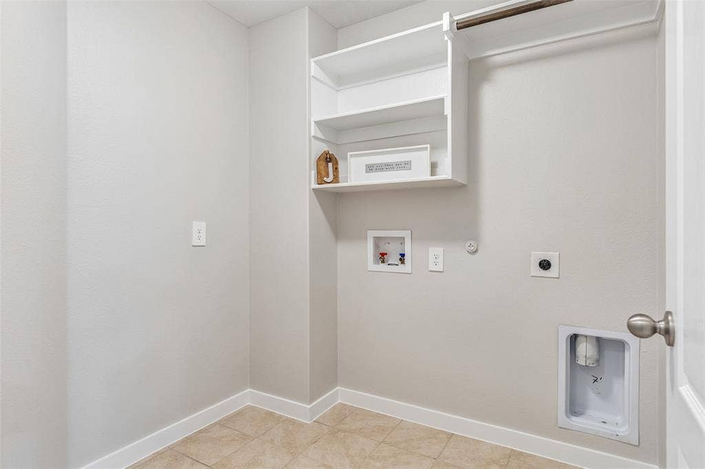 Full washer and dryer hookup with ample shelving