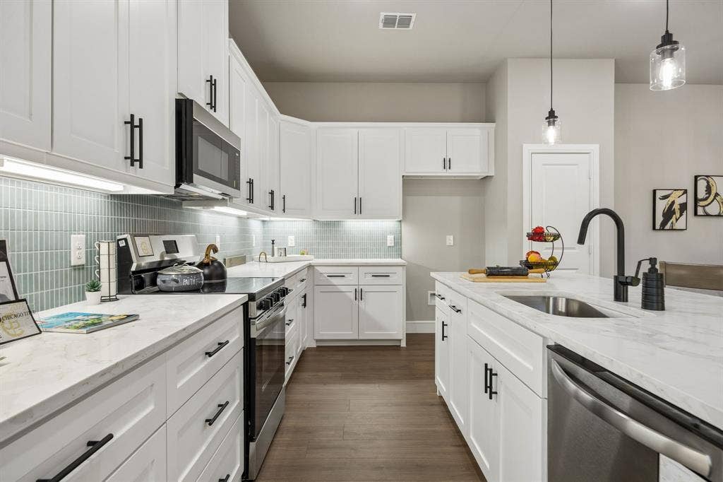 407 Frank Street, Terrell, TX 75160 407 Frank large quartz island with stainless steel appliances