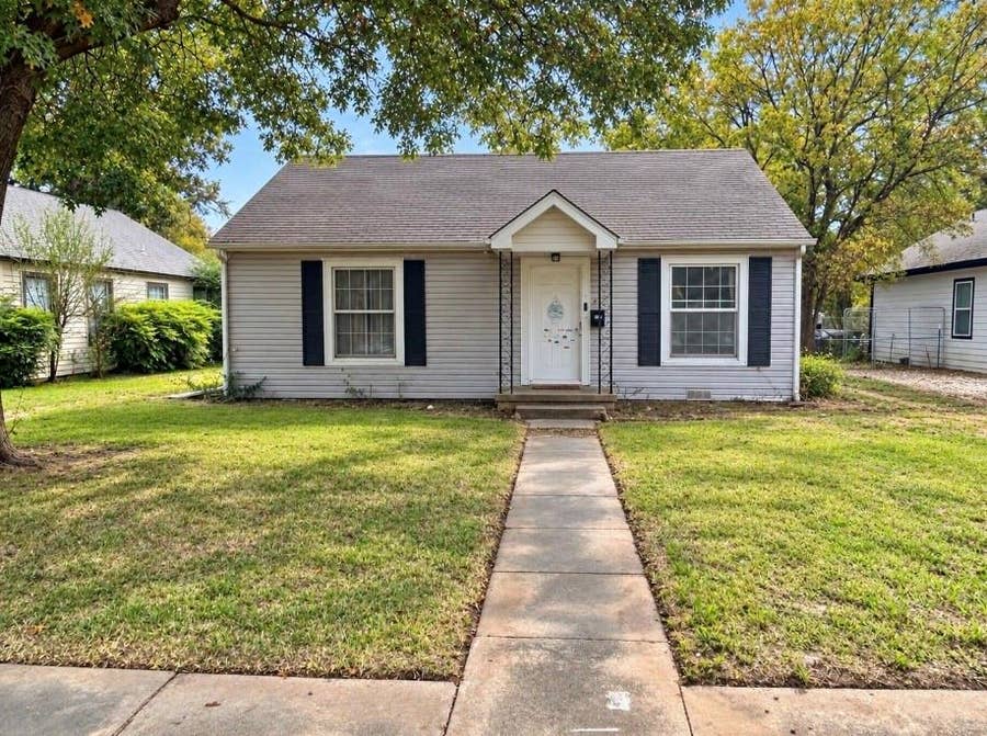 Property photo for 1324 E Garnett Street, Gainesville, TX