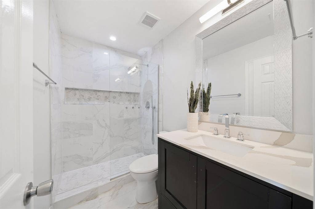 11414 Ocean Road, Frisco, TX 75035 Fully updated hall bath