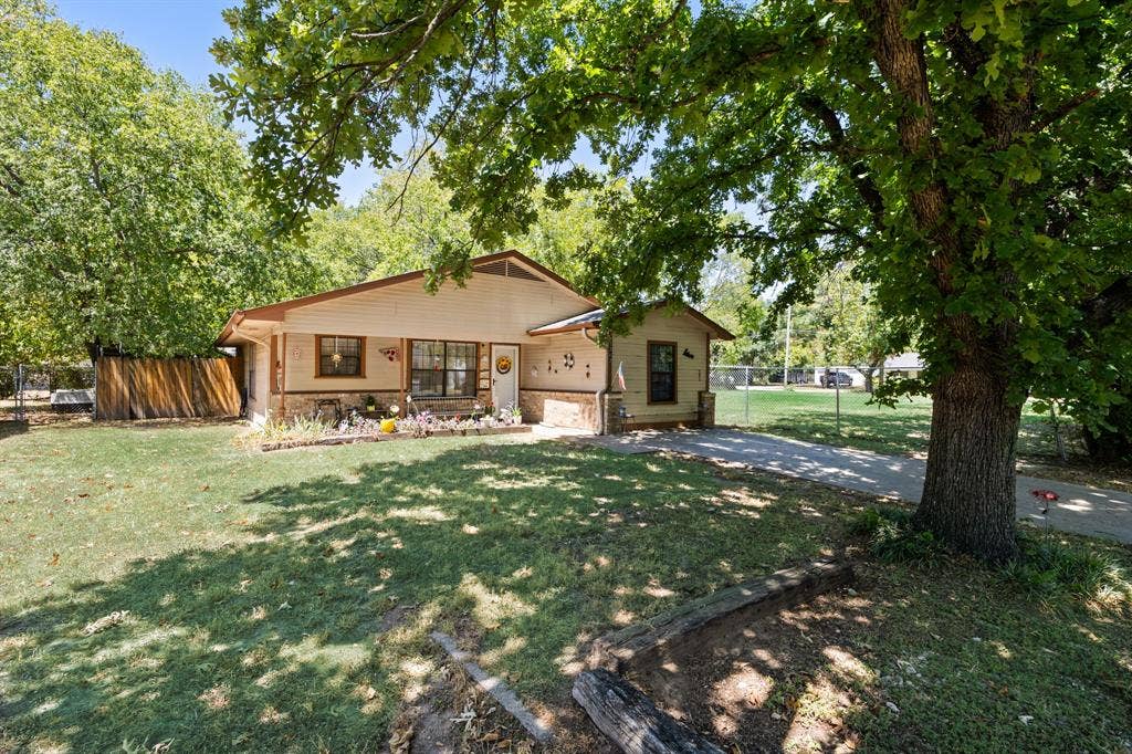 1702 S Clay Street, Kaufman, TX 75142
