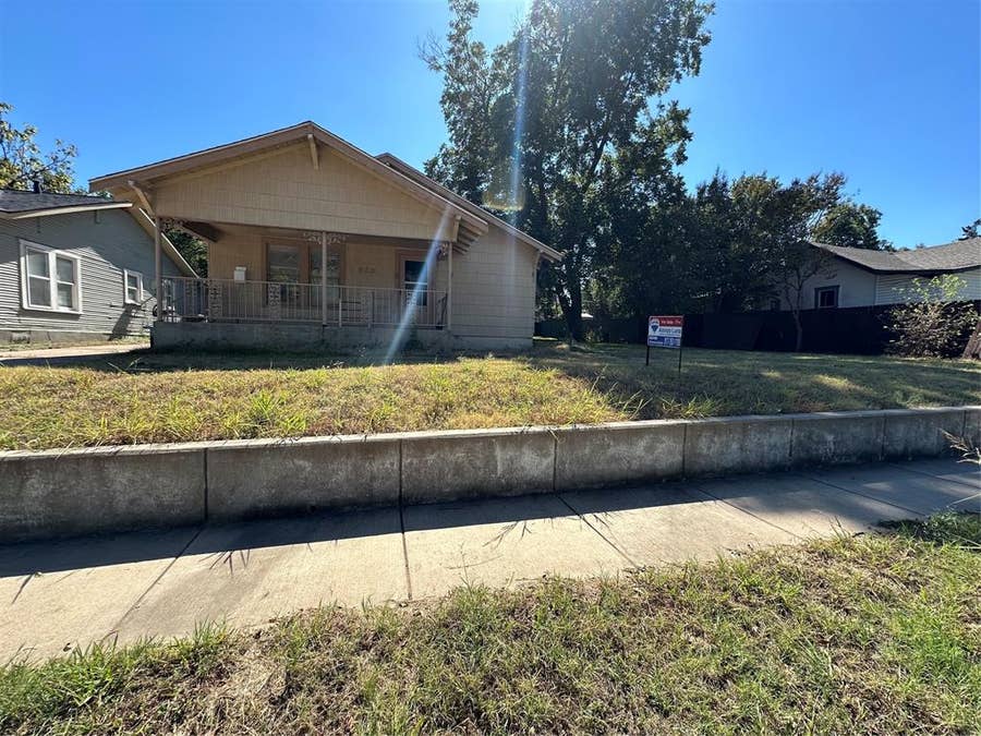 Property photo for 829 W Beddell Street, Fort Worth, TX