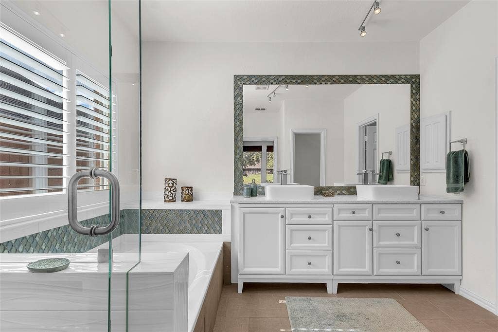 Primary bath with dual vessel-sink vanity and soaking tub — 5804 Lafayette Dr, Frisco