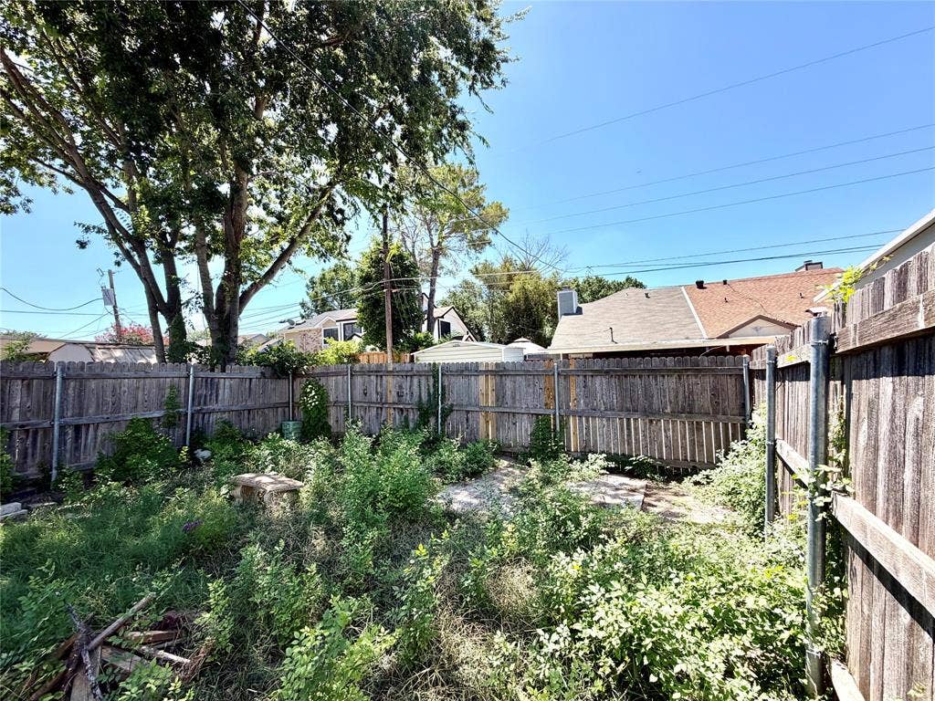 817 Colchester Drive, Mesquite, TX 75149 Fenced backyard featuring mature perimeter trees and natural landscaping