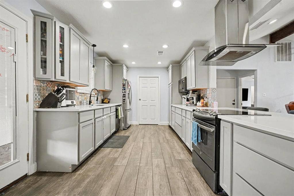 1813 E Terrace Street, Grand Prairie, TX 75050 1813 E Terrace Street, Grand Prairie, TX 75050