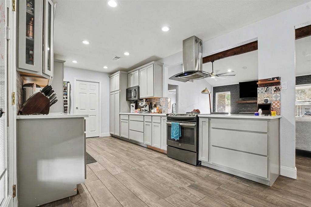 1813 E Terrace Street, Grand Prairie, TX 75050 1813 E Terrace Street, Grand Prairie, TX 75050