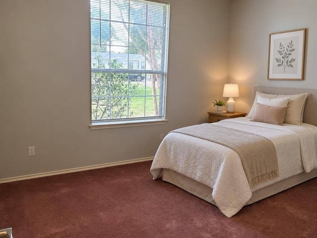 462 Pittman Street, Richardson, TX 75081 Neutral-toned walls paired with textured carpeting and a large single-hung window