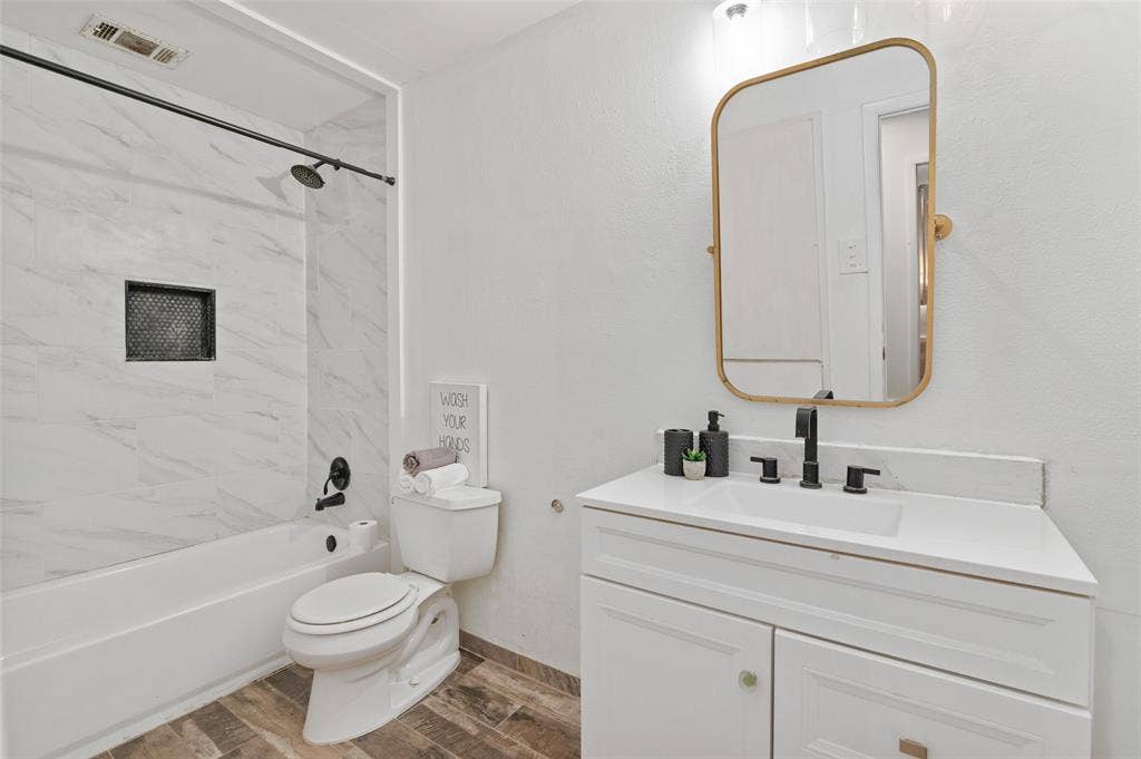 8045 Greenhollow Lane, Dallas, TX 75240 8045 Greenhollow Lane, Dallas, TX 75240