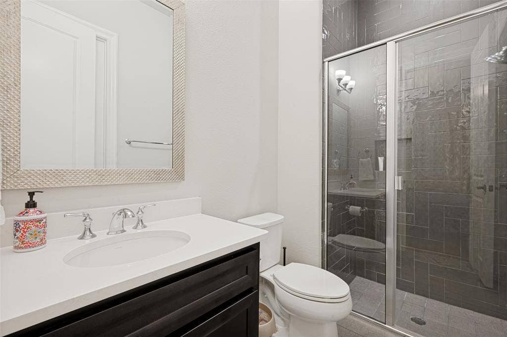 1730 Cottonwood Trail, Prosper, TX 75078 The downstairs guest room features this private full bath.