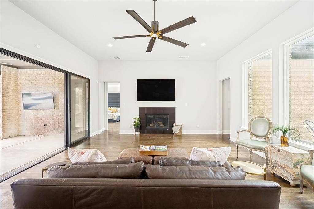 1730 Cottonwood Trail, Prosper, TX 75078 The heart of the home is light and bright and welcoming spot to relax or entertain.