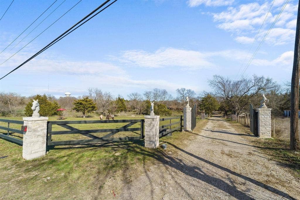 1006 S Clark Road, Cedar Hill, TX 75104 1006 S Clark Road, Cedar Hill, TX 75104