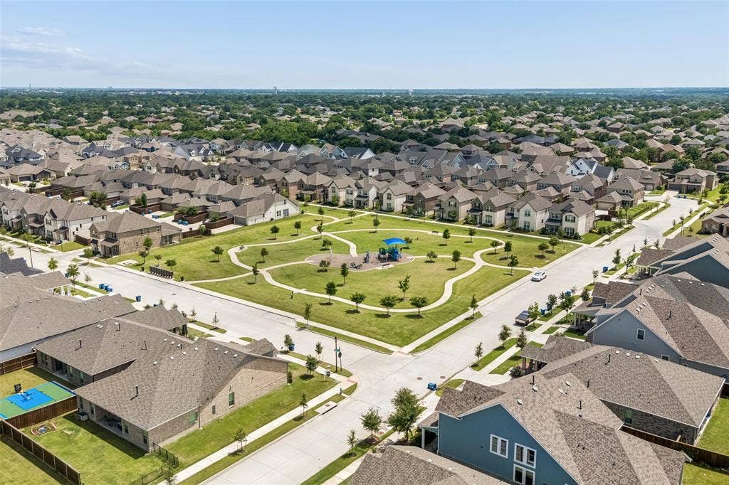 Great View of the neighborhood park area!