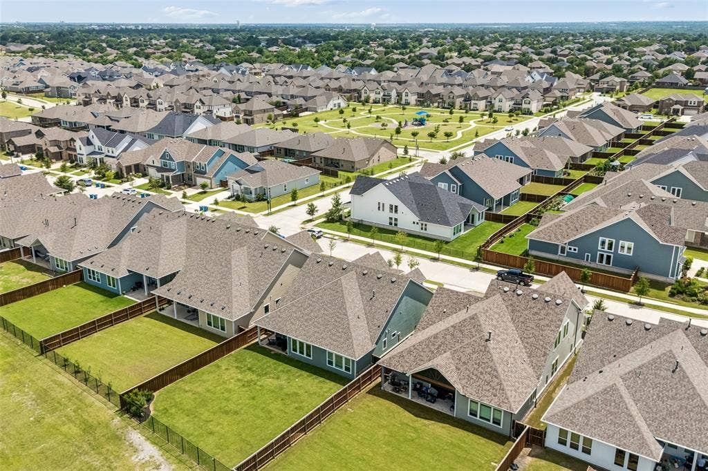 Great Size backyard, just around the corner from neighborhood park and reflecting HOA greens pace behind.