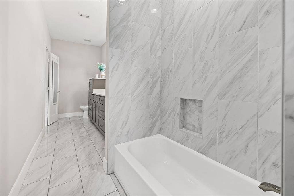 406 Parkview Avenue, Dallas, TX 75223 Full bathroom with tile flooring, tiled shower / bath, vanity, and toilet