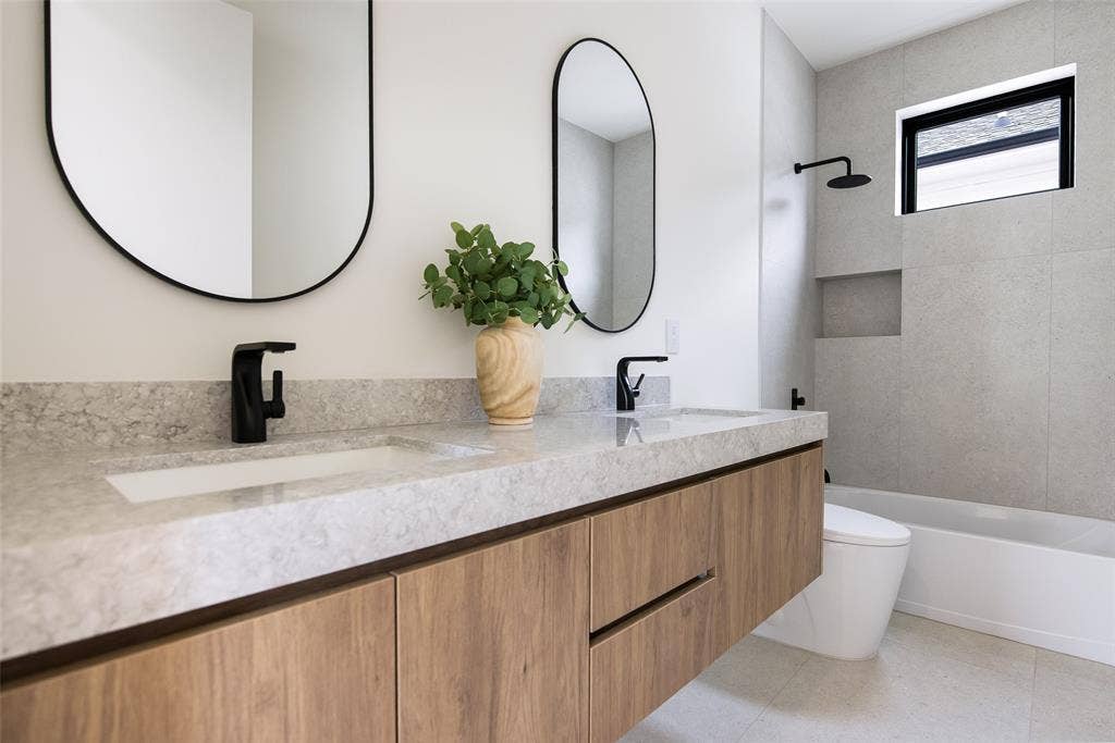 6027 Goodwin Avenue, Dallas, TX 75206 Upstairs Bathroom