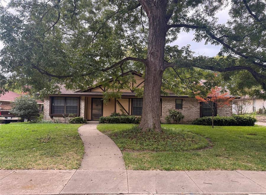 Property photo for 924 Forest Glen Drive, DeSoto, TX