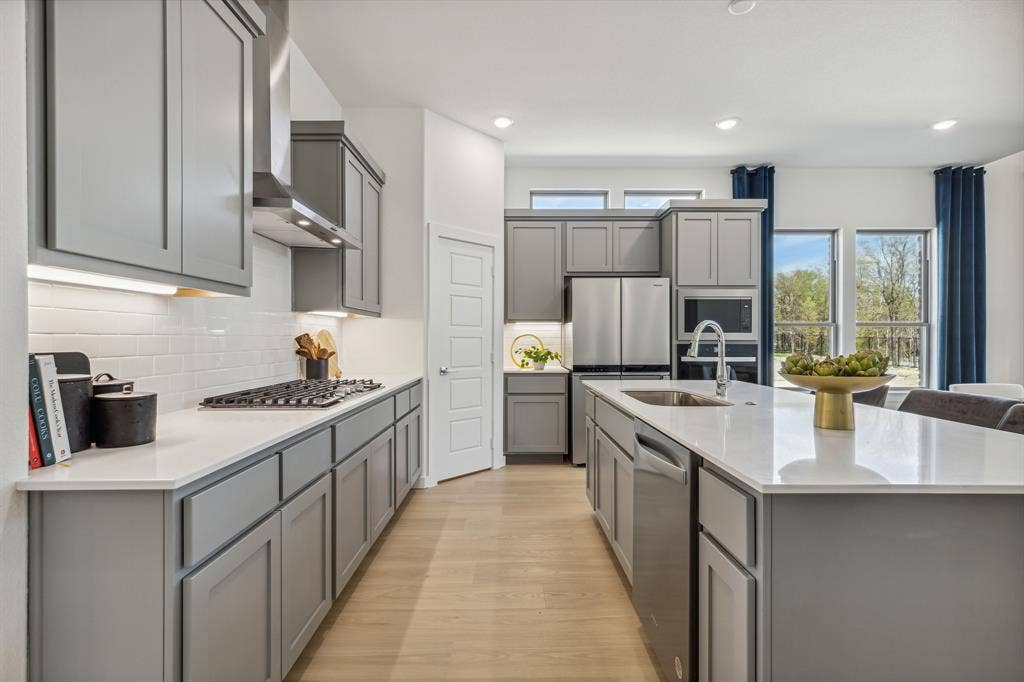 4409 Rustic Ridge Drive, McKinney, TX 75071 Kitchen in the Van Gogh II home plan – REPRESENTATIVE PHOTO