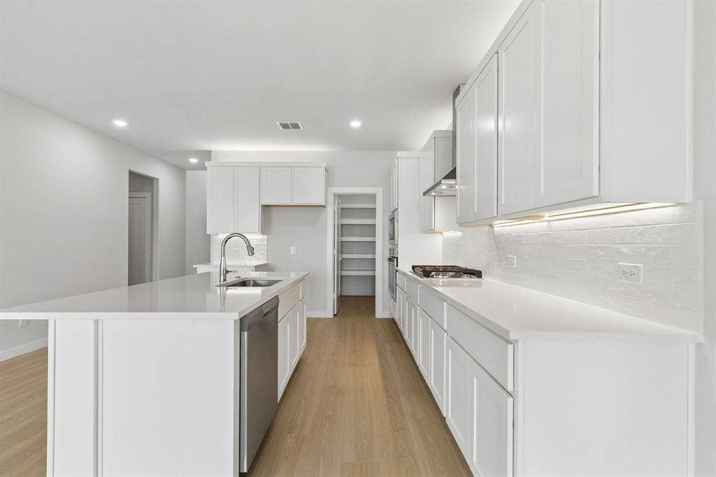 4724 Carina Road, McKinney, TX 75071 Kitchen in the Winters home plan – REPRESENTATIVE PHOTO