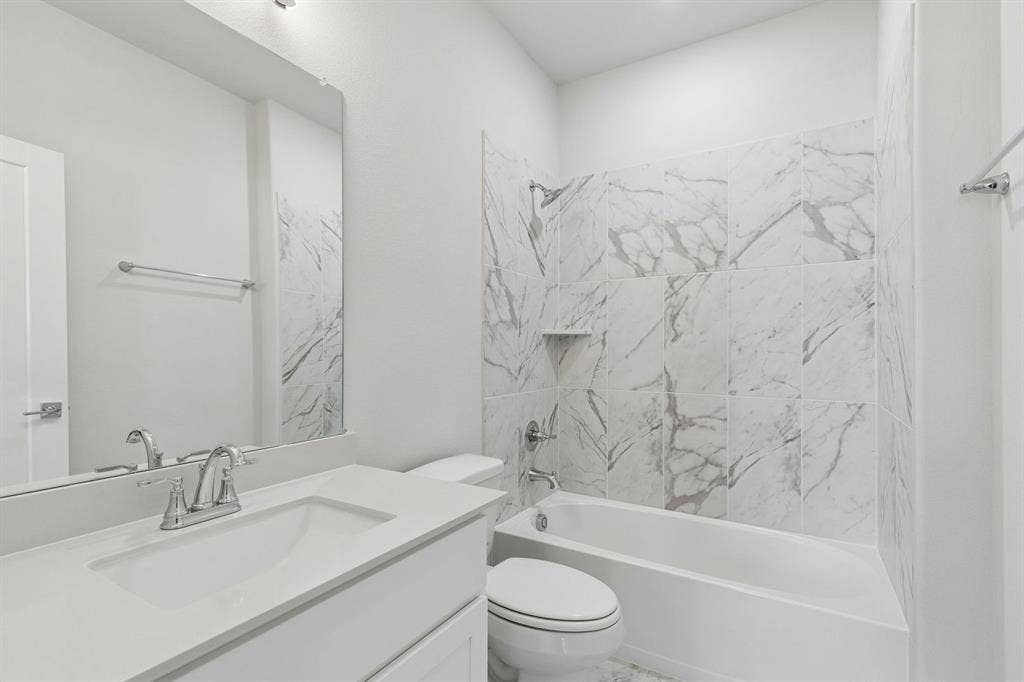 4724 Carina Road, McKinney, TX 75071 Bathroom in the Winters home plan – REPRESENTATIVE PHOTO